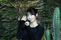 ネイルをアピールするモモ（TWICE）。