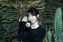 ネイルをアピールするモモ（TWICE）。