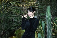 ネイルをアピールするモモ（TWICE）。