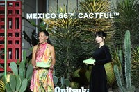 左からメルバ・プリーア駐日メキシコ大使、モモ（TWICE）。