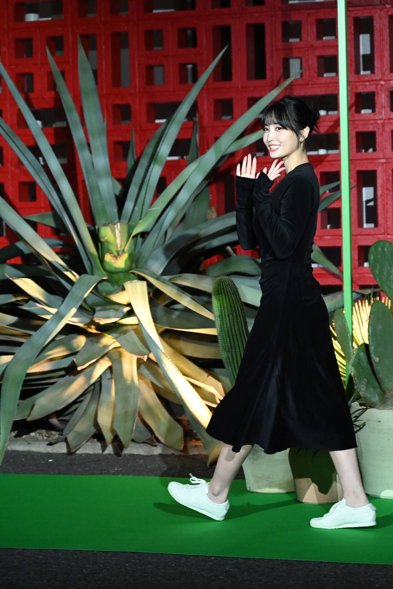 TWICEモモ“サボテンスタイル”でメキシコ大使館に登場、行きたい場所は