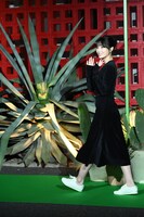 退場するモモ（TWICE）。