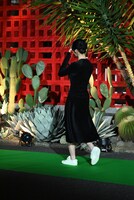 退場するモモ（TWICE）。