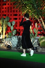 退場するモモ（TWICE）。