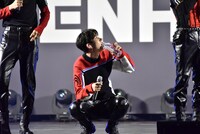 水を飲むHEESEUNG。