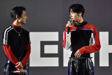 左からJAY、HEESEUNG。