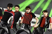 SUNGHOON（中央）