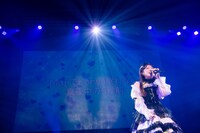 「MajiでKoiする5秒前」を歌う中山莉子。