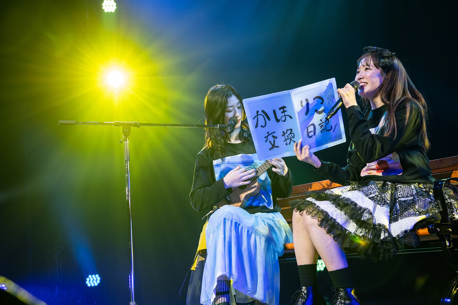 相棒・小林歌穂の演奏に乗せて歌う中山莉子。