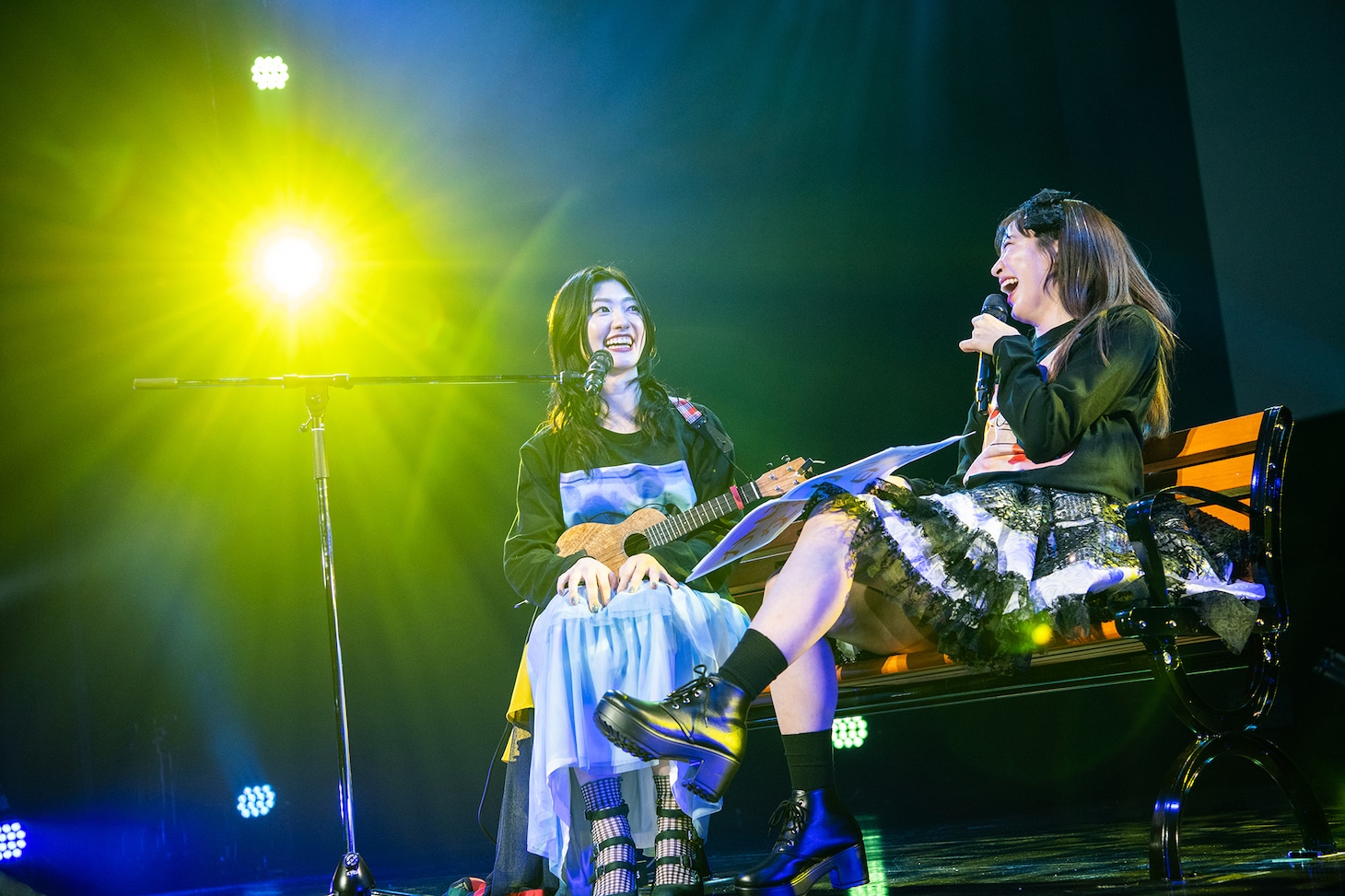 演奏を間違えた小林歌穂（左）と大笑いする中山莉子（右）。