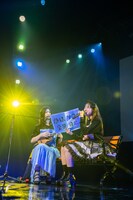 小林歌穂（左）にコード譜を見せながら歌う中山莉子（右）。