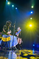 デュエットする小林歌穂（左）と中山莉子（右）。