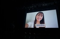 動画でメッセージを贈る清井咲希（ex. たこやきレインボー）。