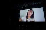 動画でメッセージを贈る清井咲希(ex. たこやきレインボー)。
