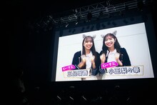 動画でメッセージを贈るわーすたの三品瑠香と小玉梨々華。