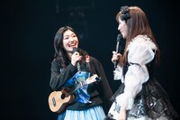 ウクレレ奏者の小林歌穂（左）。