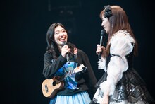 ウクレレ奏者の小林歌穂（左）。