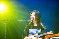 ウクレレ奏者の小林歌穂。