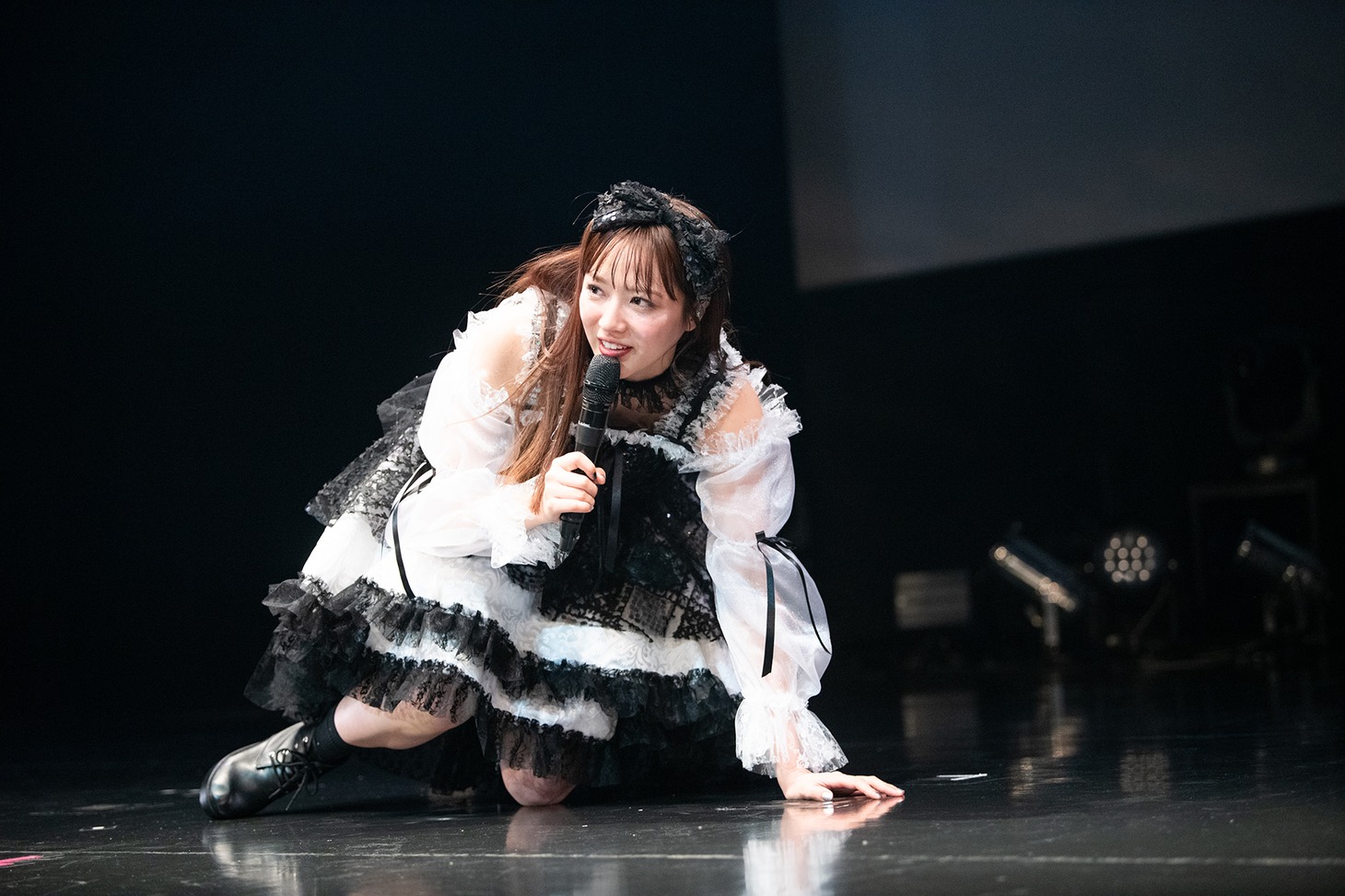 メッセージ動画を正座で観ていたため足がしびれて立てない中山莉子。