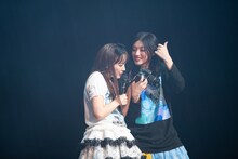 小林カメラマンが撮影した写真の仕上がりに不安の表情を浮かべる中山莉子（左）。