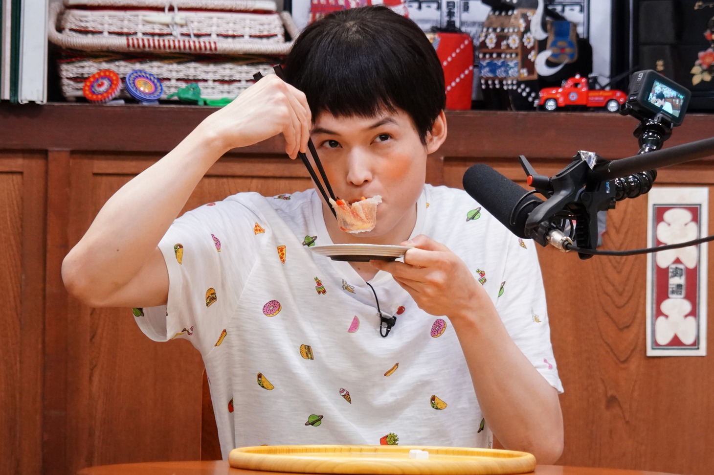 「ぐるぐるナインティナイン」より「音が鳴ったらダメ家族」に登場する松村北斗（SixTONES）。(c)日本テレビ
