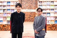 左から大泉洋、藤井フミヤ。（写真提供：NHK）