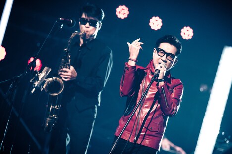 左から藤井尚之、藤井フミヤ。（写真提供：NHK）