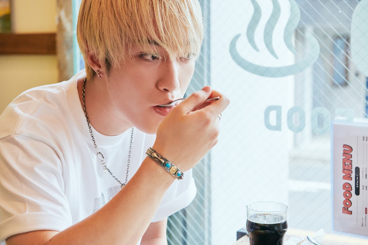 カレーをぱくり。