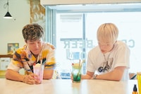 クリームソーダを見つめるRIKUさんと藤原樹さん。