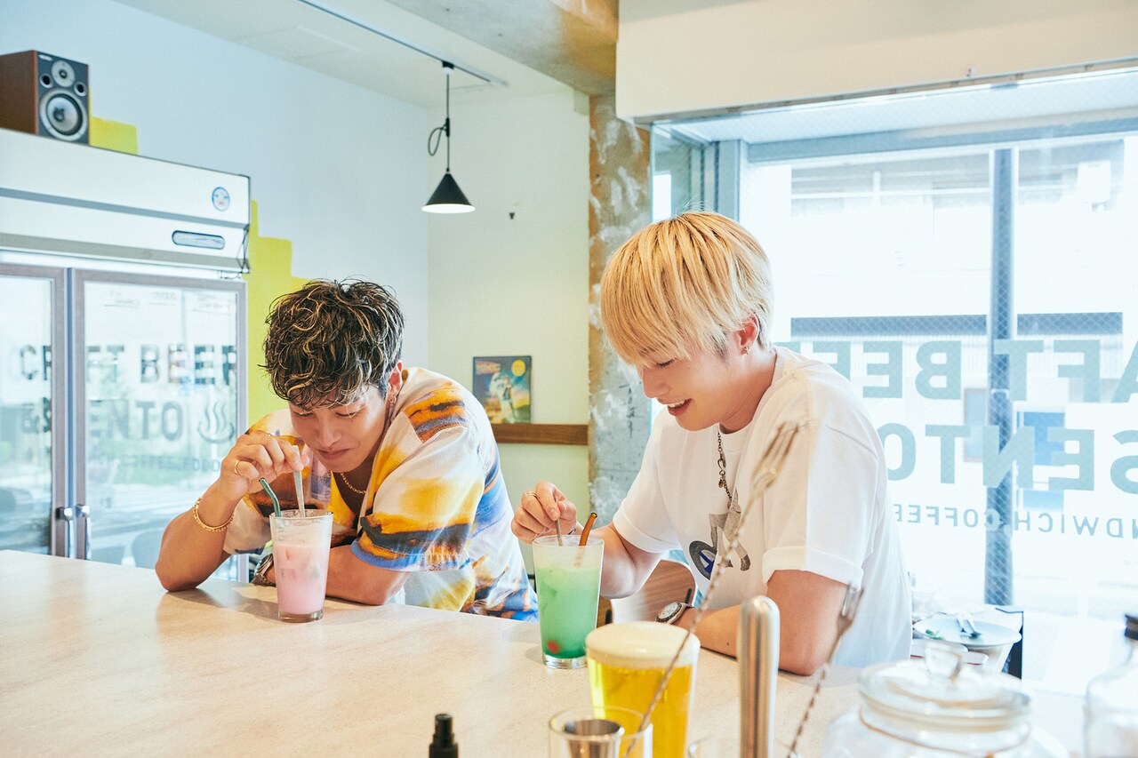 クリームソーダをかき混ぜるRIKUさんと藤原樹さん。