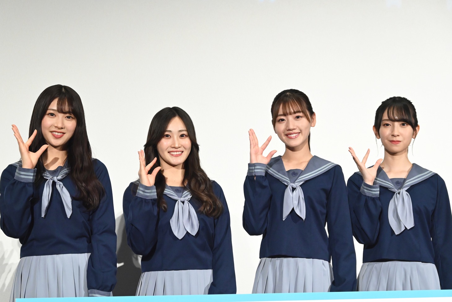 左から富田鈴花、潮紗理菜、佐々木美玲、金村美玖。