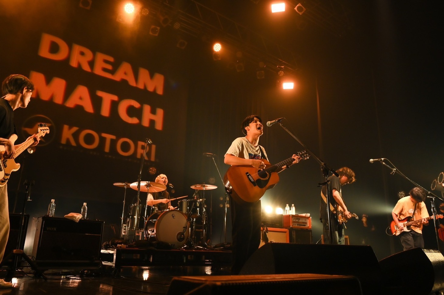 KOTORIと岸田繁（Vo, G）。（photo by Masanori Fujikawa）