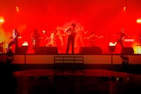 「KICK BACK」のパフォーマンスの様子。