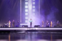 「感電」のパフォーマンスの様子。