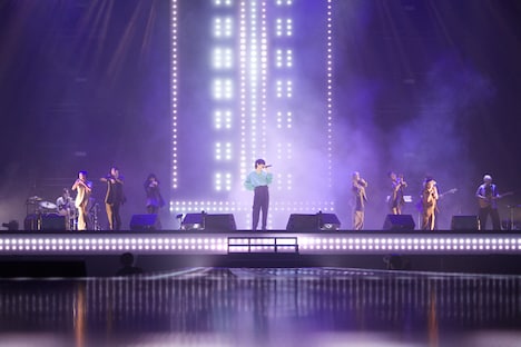 「感電」のパフォーマンスの様子。