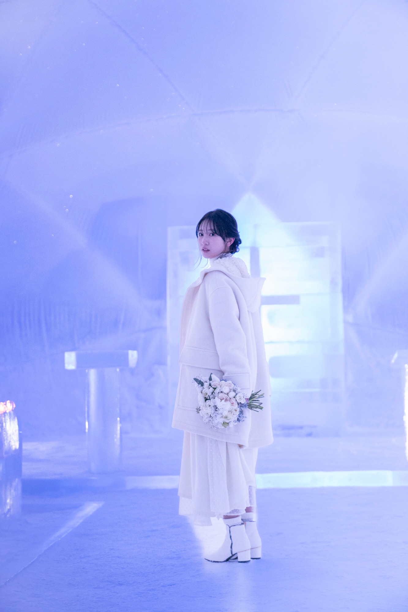 金村美玖（日向坂46）1st写真集「羅針盤」より、「星野リゾート トマム アイスヴィレッジ」で撮影された1枚。（撮影：佐藤佑一）