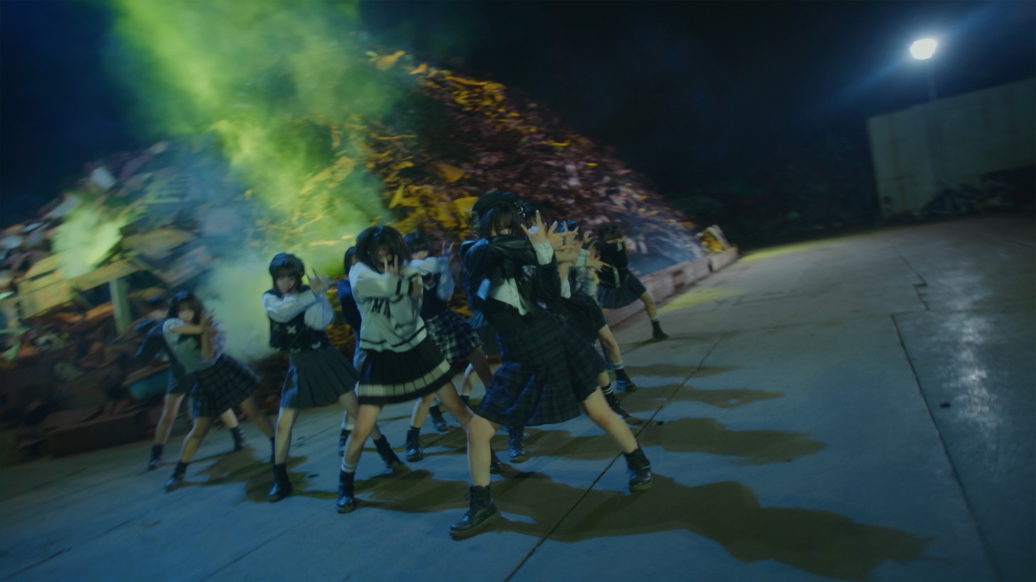 ≒JOY「超孤独ライオン」ミュージックビデオより。