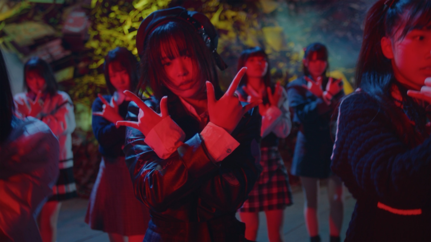 ≒JOY「超孤独ライオン」ミュージックビデオより。