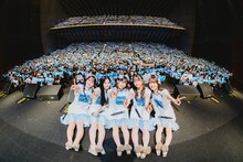 観客と記念撮影する26時のマスカレイド。（Photo by Yuto Fukada）