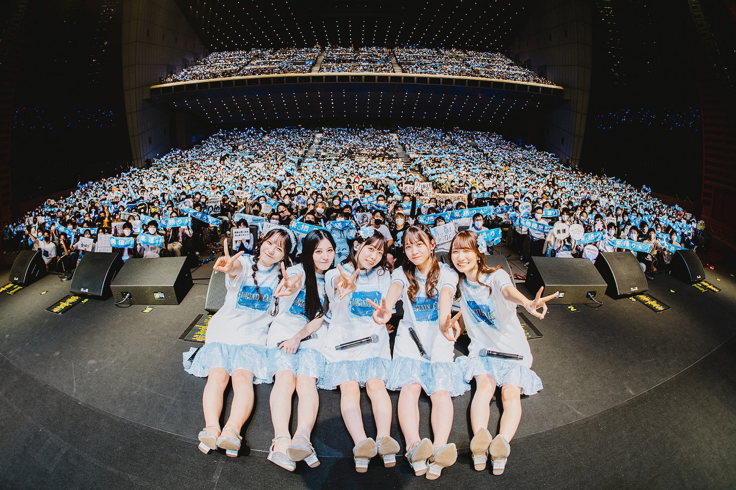 観客と記念撮影する26時のマスカレイド。（Photo by Yuto Fukada）