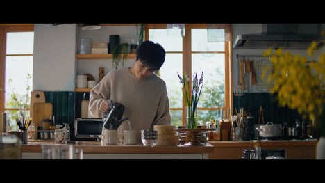 「『ブレンディ』スティック」新テレビCM「#カフェオレどき」編より。