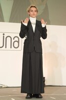 モノトーンのスカートスタイルで登壇したNovel Core。