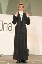 モノトーンのスカートスタイルで登壇したNovel Core。