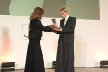 トロフィーを受け取るNovel Core。