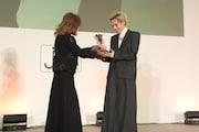 トロフィーを受け取るNovel Core。