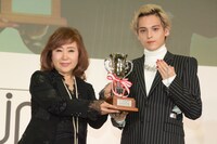 左からNPO法人 日本ネイリスト協会 金子実由喜副理事長、Novel Core。