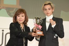 左からNPO法人 日本ネイリスト協会 金子実由喜副理事長、Novel Core。