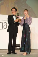 左からNPO法人 日本ネイリスト協会  鈴木政信副理事長、村上佳菜子。