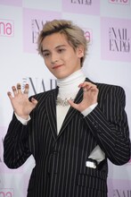 ネイルをアピールするNovel Core。