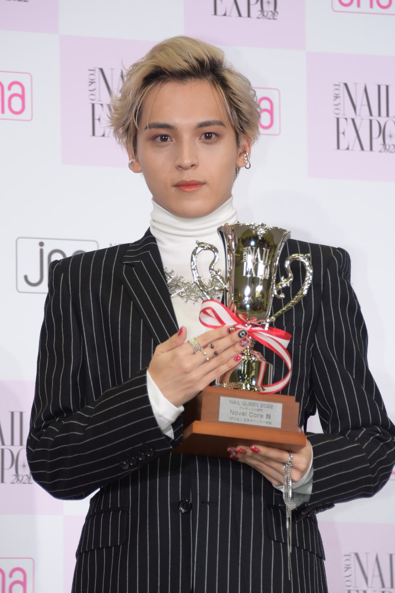 Novel CoreがOUTERを指先に携え「ネイルクイーン」授賞式に登壇、今後は“盛ってなんぼ”に意欲